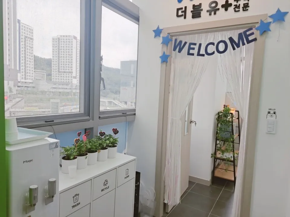 은평점(W+) 입구와 상담 공간 모습